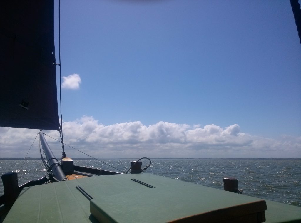 Blick vom Segelschiff zum Horizont