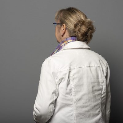 Foto: FOTORAUM Hannover | Angelika Zwick
+++HONORARPFLICHTIG zuzglich neunzehn Prozent (19%) Mehrwertsteuer! BELEGEXEMPLAR erbeten!
Angelika Zwick, Fiedelerstra§e 20, 30519 Hannover, kontakt@fotoraum-hannover.de+++ Portrait Hannelore Herz, Rücken